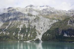 ghiacciaio baia nazionale parco ripido riva con riflessi foto