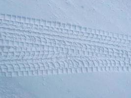 inverno strada, Natale alberi nel il neve. un' traccia nel un' inverno neve scena. nevoso, sera. foto