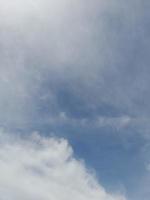 blu cielo con gonfio nuvole sfondo. naturale sfondo foto