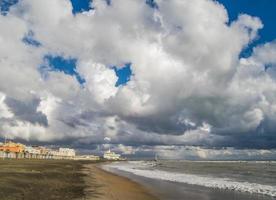 dramati cielo sopra mare vicino Roma, Italia foto