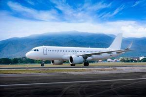 commerciale moderno bianca aereo con simpatico cielo, felice viaggio e vacanze concetto. aviazione e mezzi di trasporto foto