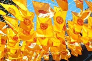 thammachak bandiera giallo nel tempio wat phan tao su blu cielo tempio settentrionale Tailandia foto