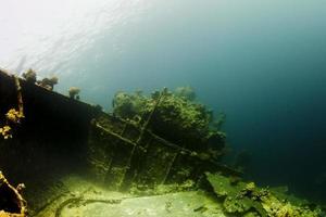 un' nave relitto nel rosso mare foto