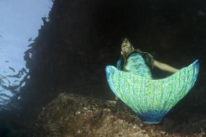 sirena incontro un' tuffatore subacqueo foto