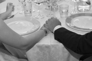 nozze attraversato mani nel nero e bianca foto