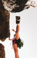 Basso Visualizza femmina escursionista arrampicata roccioso terreno all'aperto nel montagne. messa a fuoco su il stivale foto