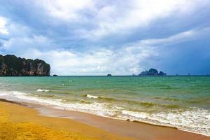 tropicale Paradiso turchese acqua spiaggia e calcare rocce Krabi Tailandia. foto