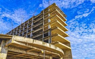 enorme gigantesco costruzione fermare edificio rovinare nel puerto escondido Messico. foto