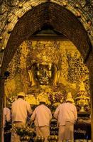 mandala, Myanmar - 2013 il rituale di quotidiano viso lavaggio mahamuni Budda nel mandala, Myanmar foto