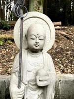 Budda statua lavorato a partire dal pietra nel giapponese tempio. foto