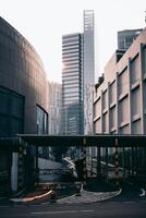 vuoto strada nel città centro su tramonto foto