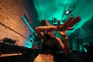 bellissimo femmina dj danza per techno nel un' piccolo club foto