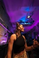 bellissimo femmina dj danza per techno nel un' piccolo club foto