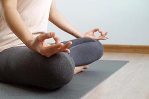 yoga ragazze siamo meditazione, calma e rilassato. foto