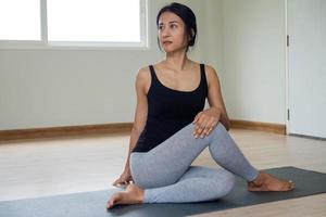 donne siamo fare seduto torcere esercizi per Salute e un' più solido corpo. yoga concetto foto