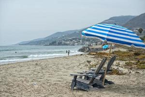 seduta sedie su il spiaggia foto