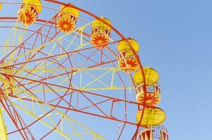 Ferris ruota su un' sfondo di blu chiaro cielo foto