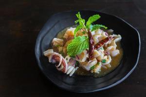 larb plaek è piatto a partire dal nord-est di Tailandia quello gusti delizioso con equilibrio fra piccante, salato e acido. esso è comunemente mangiato. il principale ingredienti siamo calamaro, scalogno, arrostito Riso, menta le foglie. foto