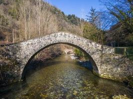 il pontaccio gallicano lucca Italia un' pietra ponte costruito nel il 14 secolo foto