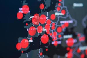 covid-19 coronavirus pandemia su il carta geografica di Europa con rosso puntini di infezione centri. foto
