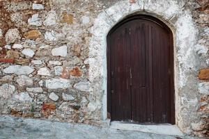 di legno cancello di un vecchio castello fatto di pietra con gratuito spazio su il parete. foto