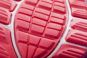 strutturato design di il suola di il sport scarpa nel rosso macro. foto