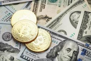 oro bitcoin monete su il sfondo di dollaro fatture con il concetto di il scambio Vota di il finanziario mercati. foto