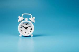 allarme orologio bianca su un' blu sfondo 13-50. concetto di tempo con gratuito spazio per testo. foto