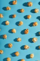 modelli di caramello Popcorn su un' blu sfondo nel il modulo di un' modello. foto
