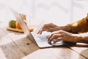 imprenditore uomo d'affari asiatico e donna d'affari che discutono di un nuovo progetto di business in tablet in una riunione moderna in un ufficio moderno, concetto casual business asiatico. foto