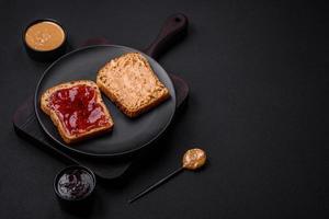 nutriente panini consistente di pane, lampone marmellata e arachide burro foto