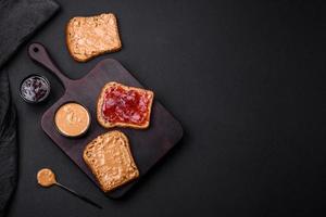 nutriente panini consistente di pane, lampone marmellata e arachide burro foto