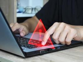 computer virus rivelazione avvertimento triangolo avvertimento cartello per errore notifica attraverso il uso di rischioso siti web quello siamo non certificato sicuro foto