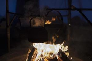 cucinando su il fuoco di bivacco foto