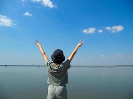 il ragazza era raccolta tutti e due di sua mani. Due dita a mare la libertà per viaggio foto