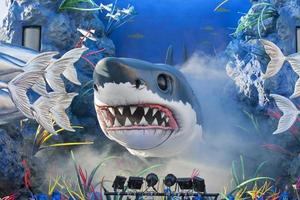 viareggio Italia carnevale mostrare gruppo musicale carro grande squalo foto