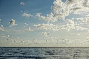 nuvoloso cielo su turchese tropicale Paradiso mare foto