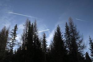 aereo si sveglia su blu montagna dolomiti cielo foto