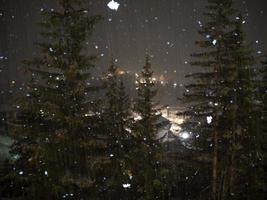 nevicando a notte nel dolomiti montagne foto