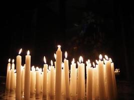 Chiesa votivo candele bianca fiamme foto
