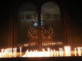 Chiesa votivo candele bianca fiamme foto