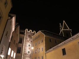 brunico villaggio a notte nel dicembre natale luci foto