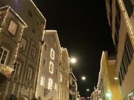 brunico villaggio a notte nel dicembre natale luci foto