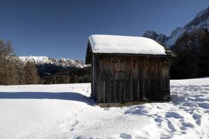 dolomiti neve panorama di legno capanna val badia armamento foto