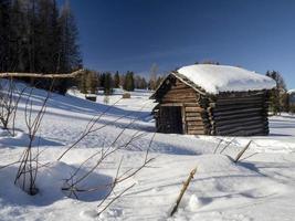 dolomiti neve panorama di legno capanna val badia armamento foto