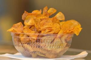 francese patatine fritte strada cibo con salse ketchup e Maionese foto