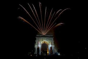 contento nuovo anno e allegro natale fuochi d'artificio su trionfo arco foto