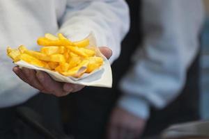 mani vendita francese patatine fritte strada cibo foto