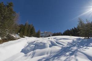 Dolomiti enorme vista panoramica nel periodo di neve invernale foto