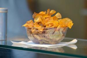 francese patatine fritte strada cibo con salse ketchup e Maionese foto